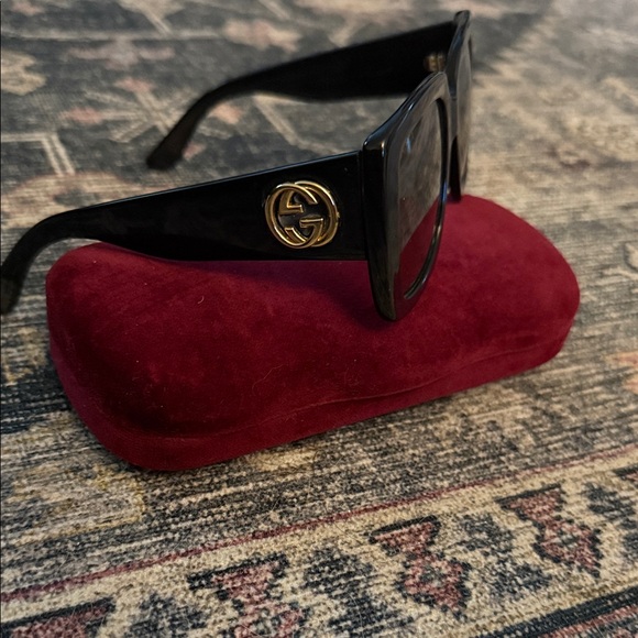 Gucci Black Sunglasses with Gold Logo - Picture 1 of 4